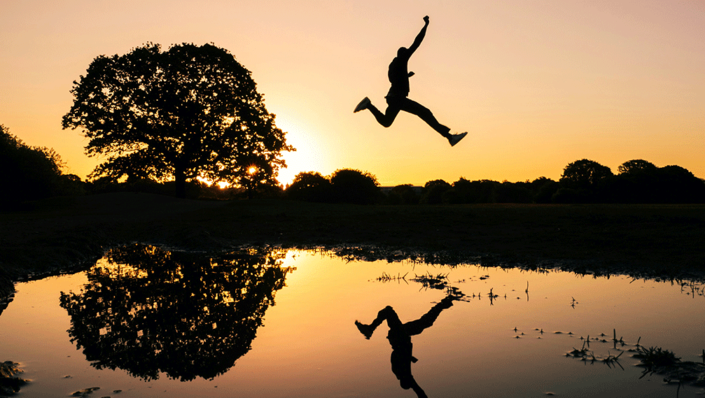 Líder resiliente profesional adaptándose presión motivando equipo objetivos ambiciosos